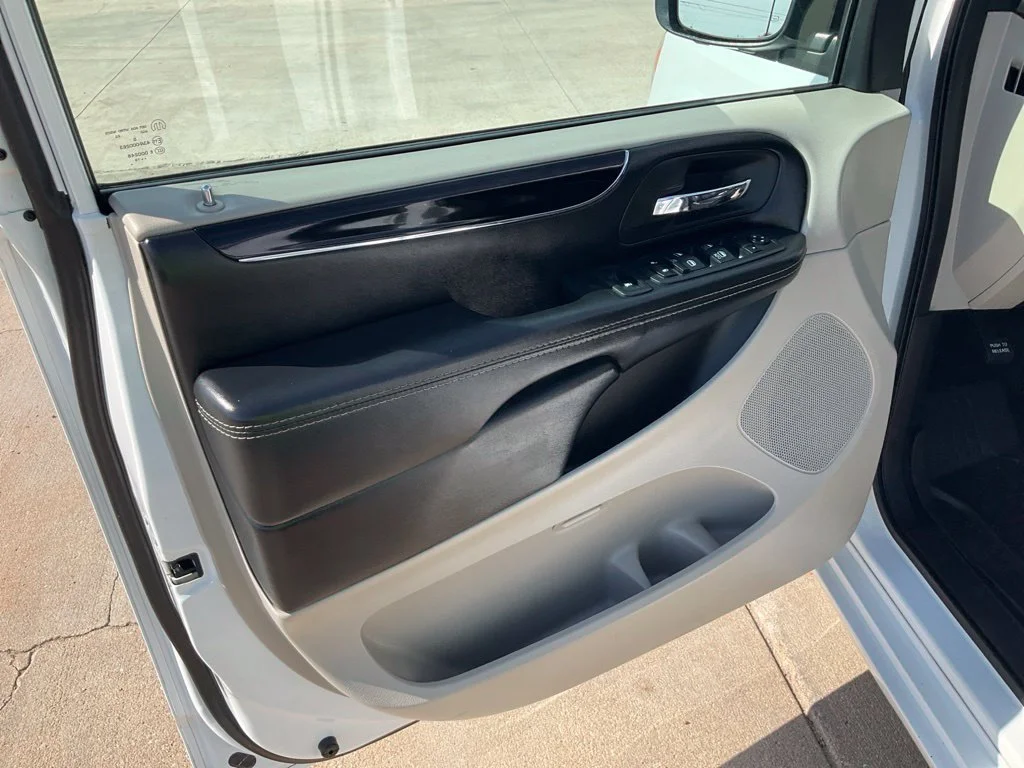 Used 2019 Dodge Grand Caravan SXT with VIN 2C4RDGCG1KR735544 for sale in Hutchinson, KS