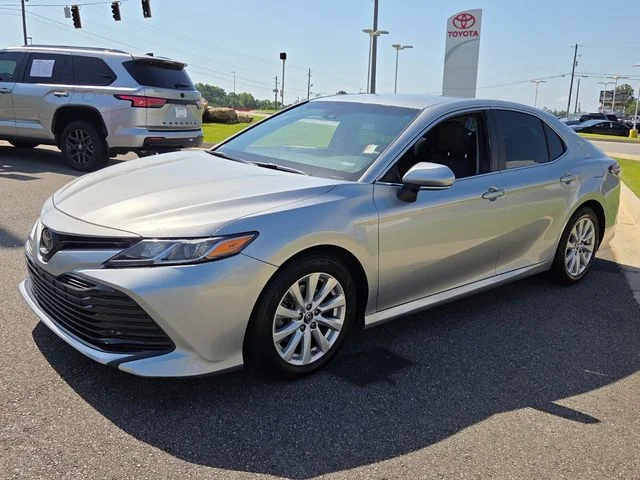 Used 2018 Silver Toyota LE image 3