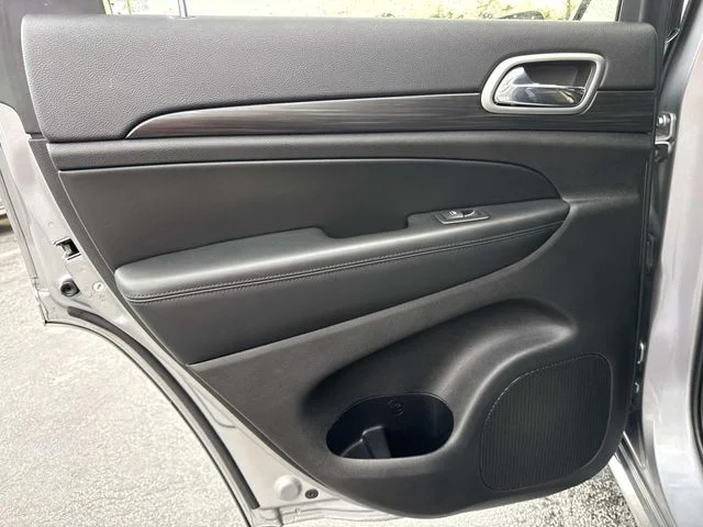 Used 2019 Silver Jeep Altitude image 12