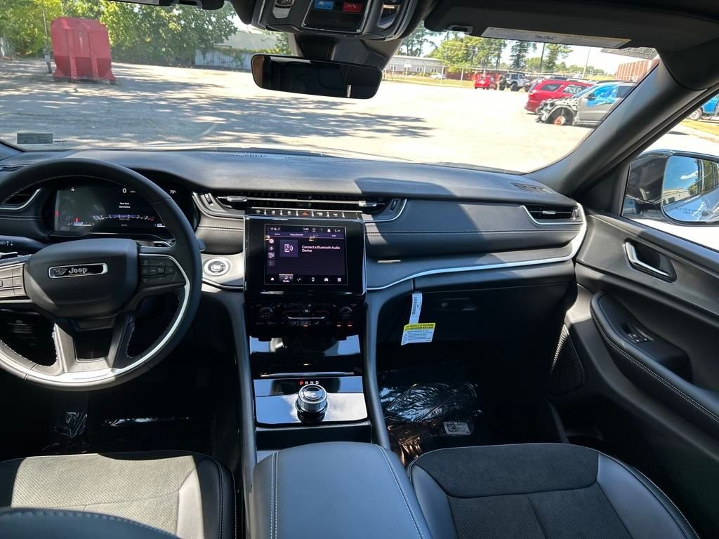 Used 2025 Silver Jeep Altitude image 20