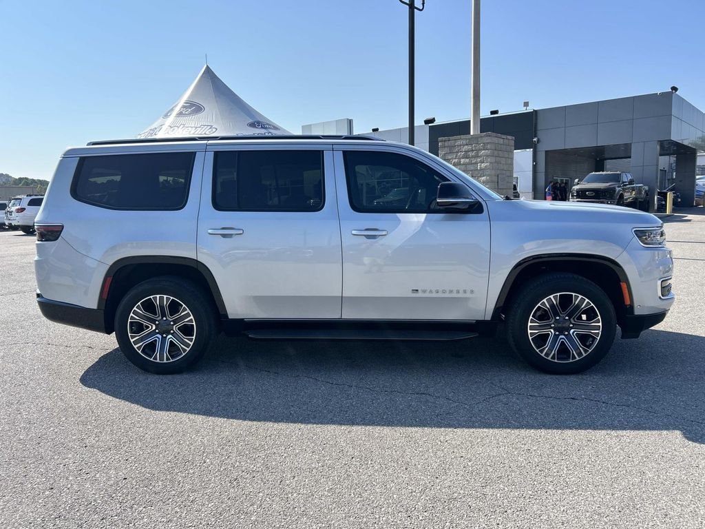 Used 2024 Silver Jeep Base image 3
