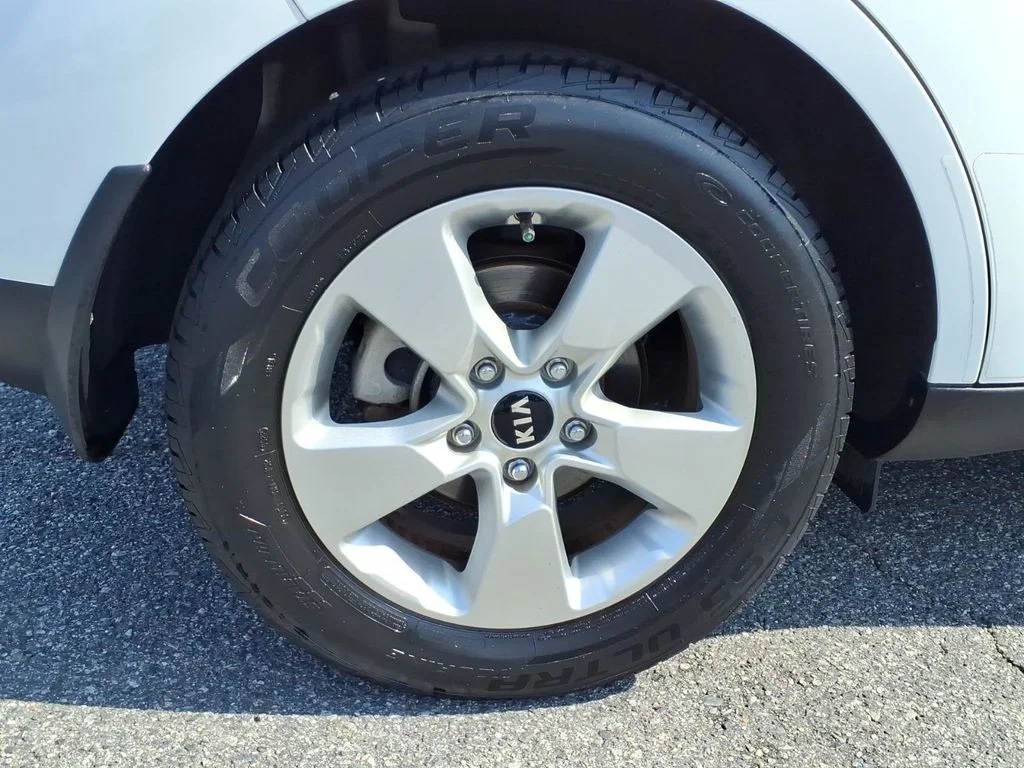 Used 2018 White Kia Base image 31