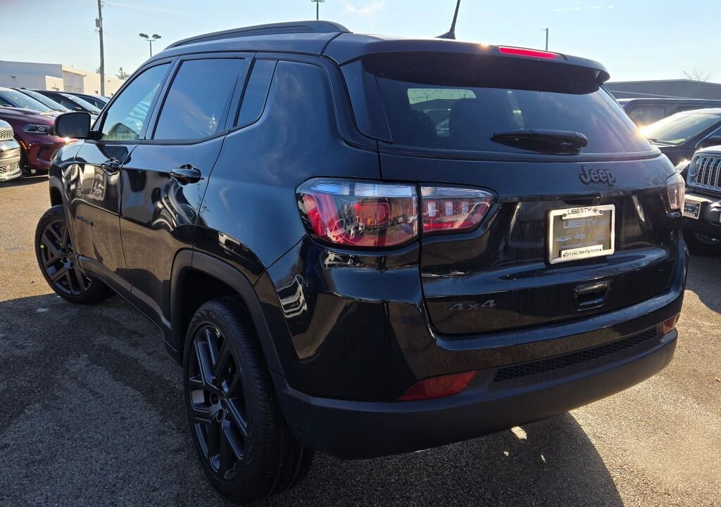 New 2026 Diamond Black Crystal Pearl-Coat Exterior Paint Jeep Latitude image 16