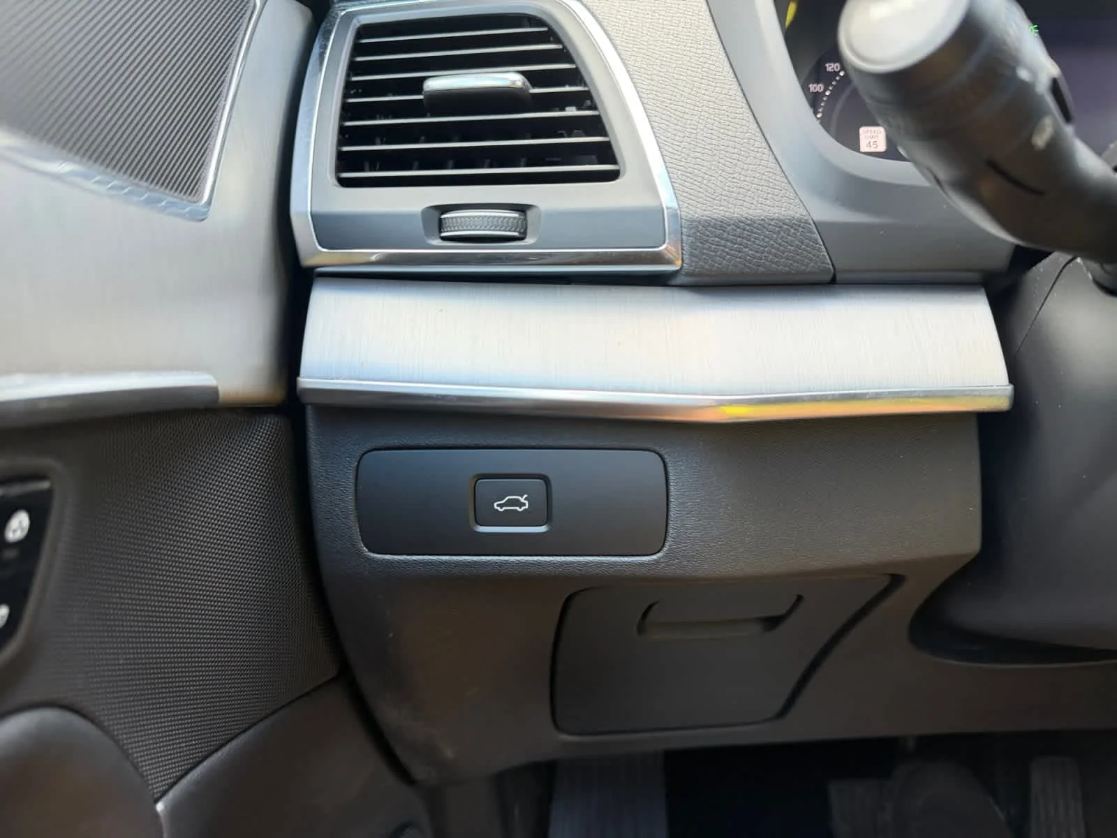 Used 2025 Crystal White Metallic Volvo Core image 29