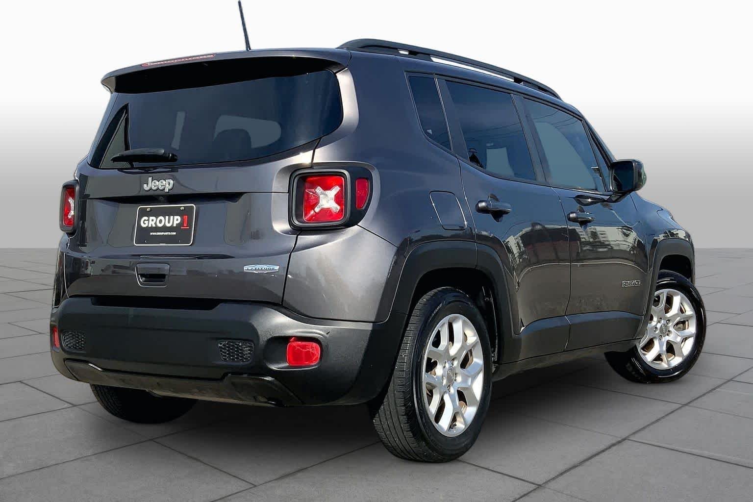 Used 2018 Granite Crystal Metallic Clearcoat Jeep Latitude image 13