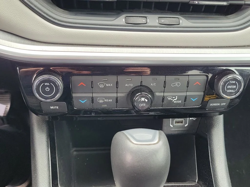 Used 2024 White/off-white Jeep Limited image 14
