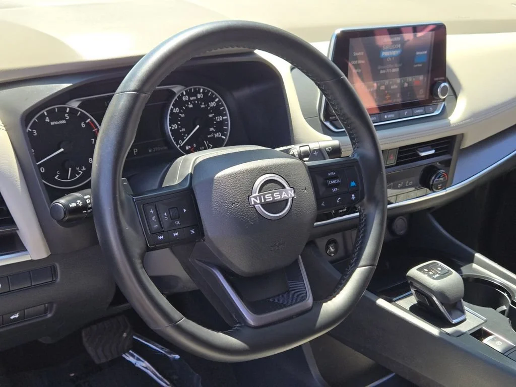 Used 2025 Everest White Pea Nissan SV image 18