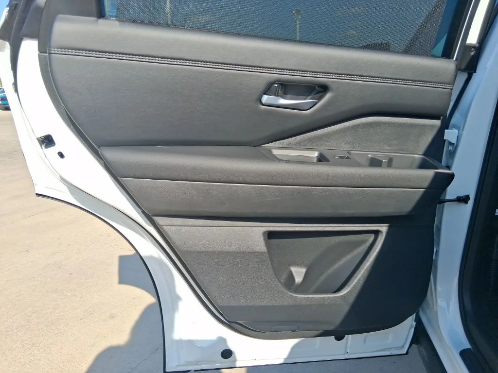 New 2026 White Nissan Platinum image 33