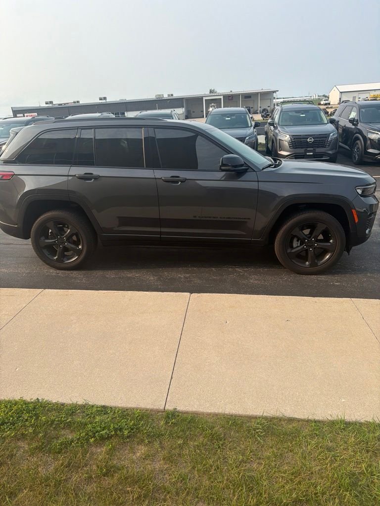 Used 2023 Baltic Gray Metallic Clearcoat Jeep Altitude X image 1