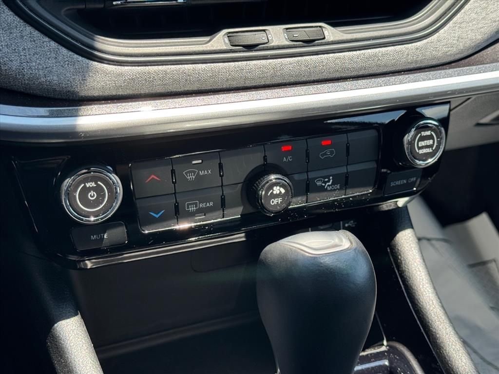 Used 2023 Gray Jeep Latitude Lux image 20
