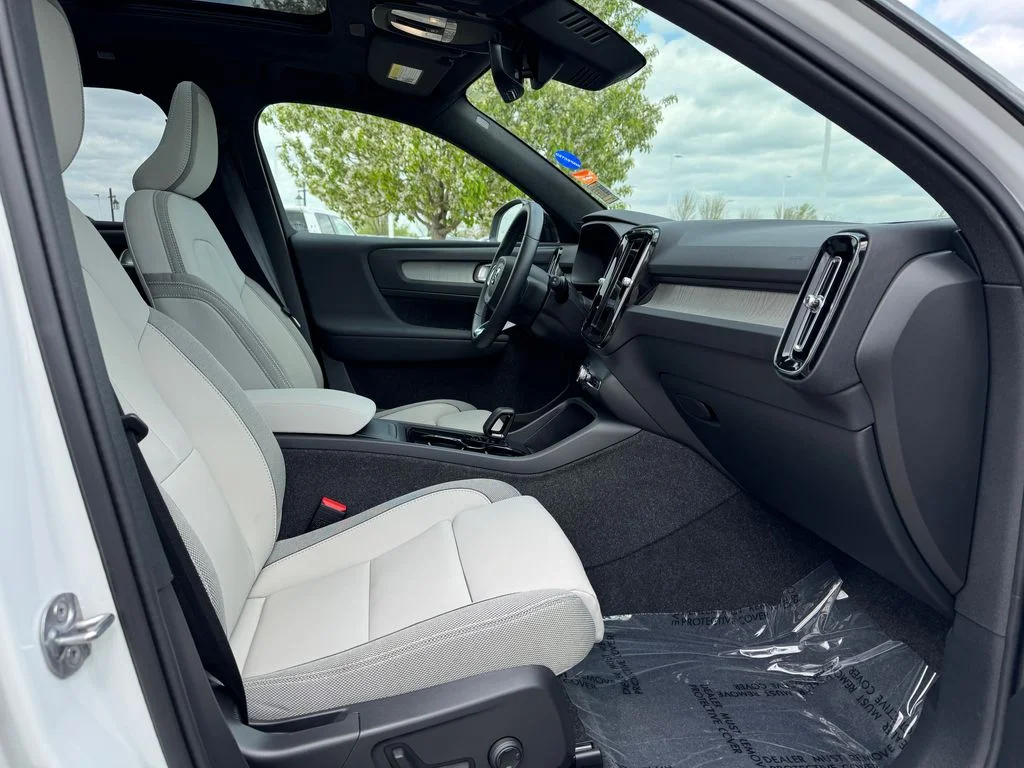2025 Volvo EX40 Plus - Photo 7