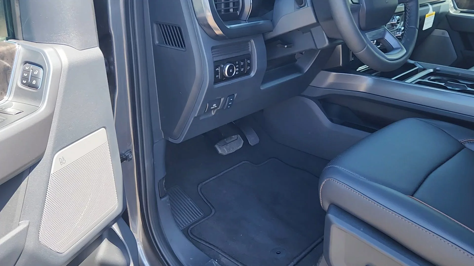 New 2026 Carbonized Gray Metallic Ford LARIAT image 30