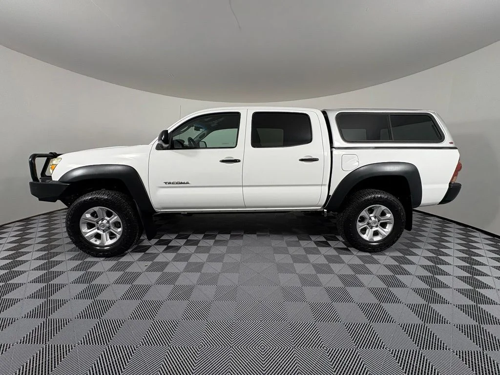 Used 2014 White Toyota Base image 13