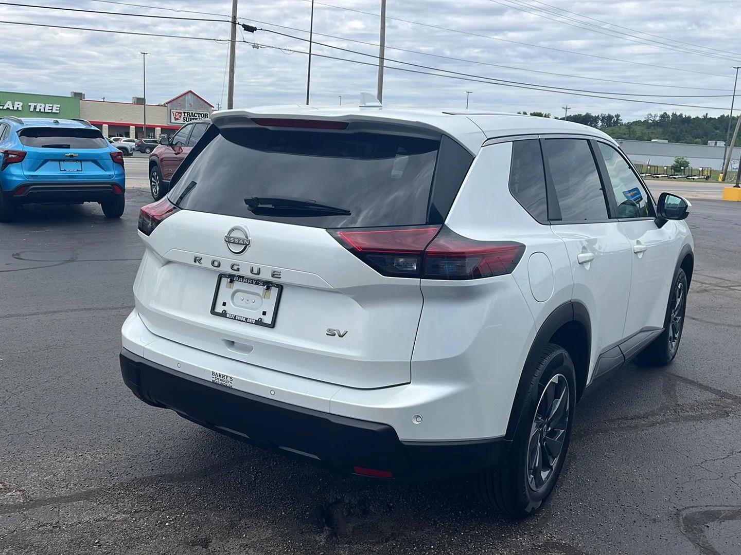 Used 2024 Everest White Pearl Nissan SV image 5