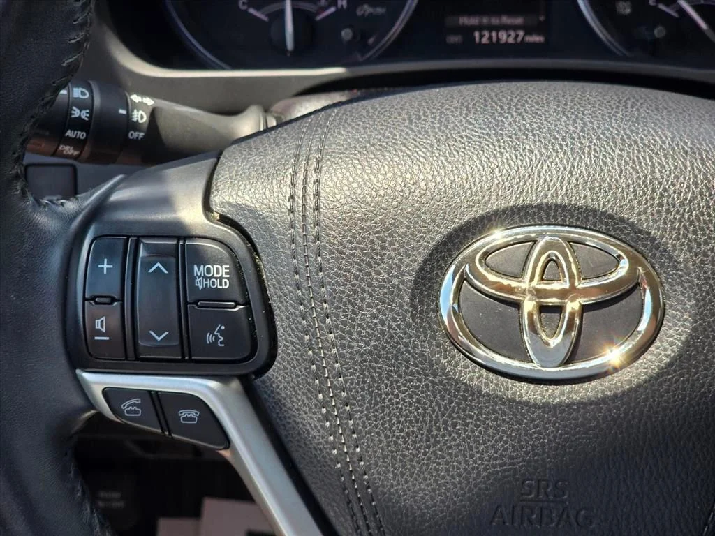 Used 2016  Toyota XLE V6 image 17
