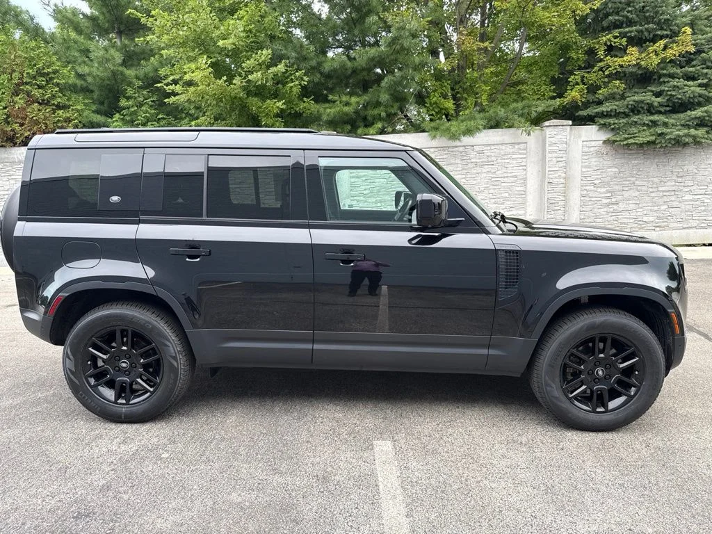 Used 2023 Black Land Rover S image 5