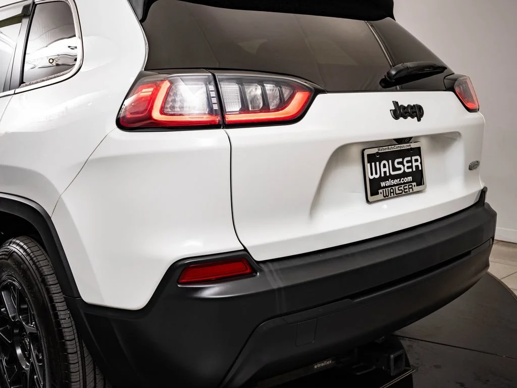 Used 2019 Bright White Clear Coat Jeep Latitude image 19