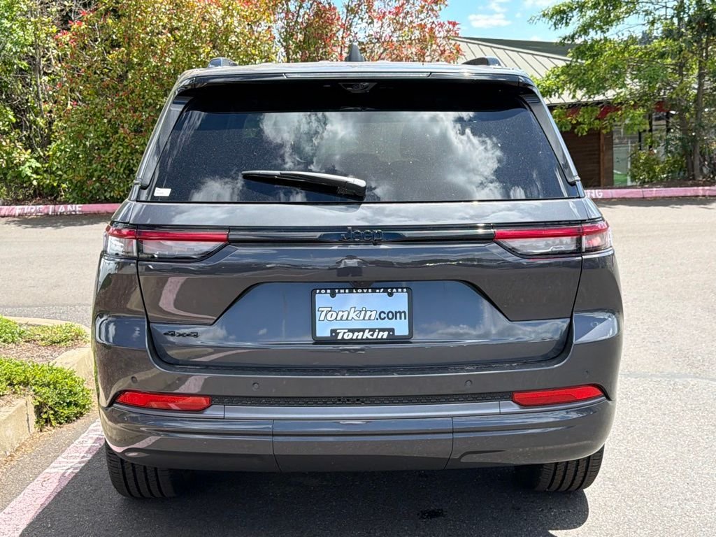 New 2026 Baltic Gray Metallic Clear-Coat Exterior Paint Jeep Limited Reserve image 6