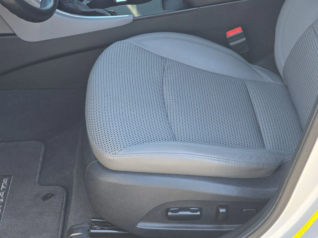 Used 2011 Silver Hyundai SE image 29