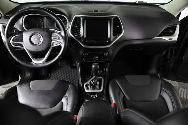 Used 2018 Gray Jeep Latitude Plus image 25