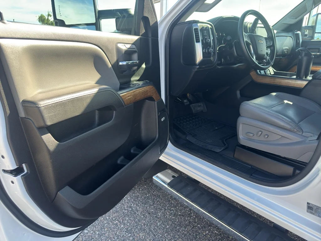 Used 2019 WHITE Chevrolet LTZ image 12