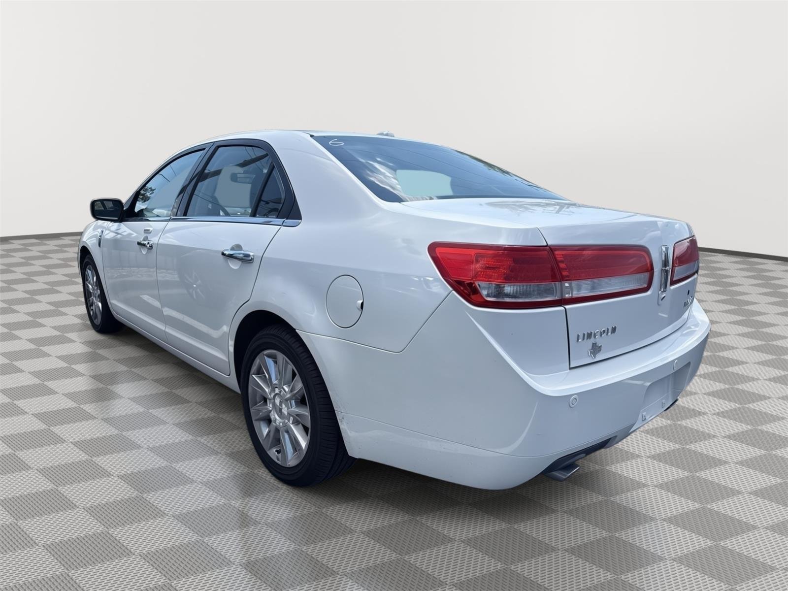 Used 2012 White Platinum Metallic Tri-Coat Lincoln Ultimate image 5
