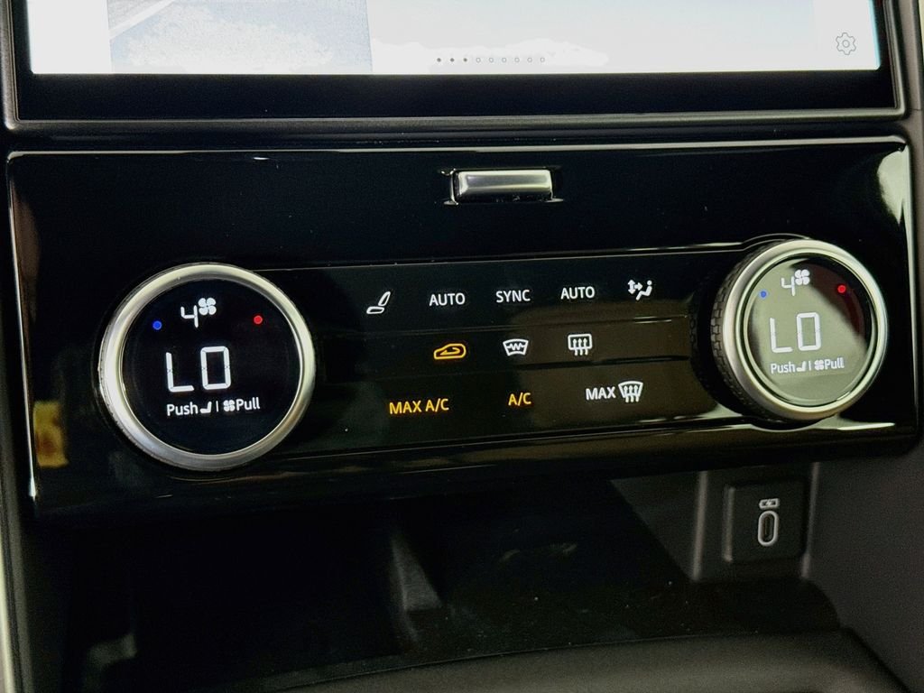 New 2026 Lantau Bronze Land Rover Dynamic SE image 15