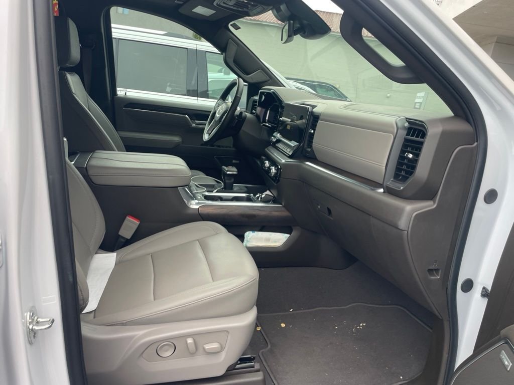 Used 2025 White GMC SLT image 4