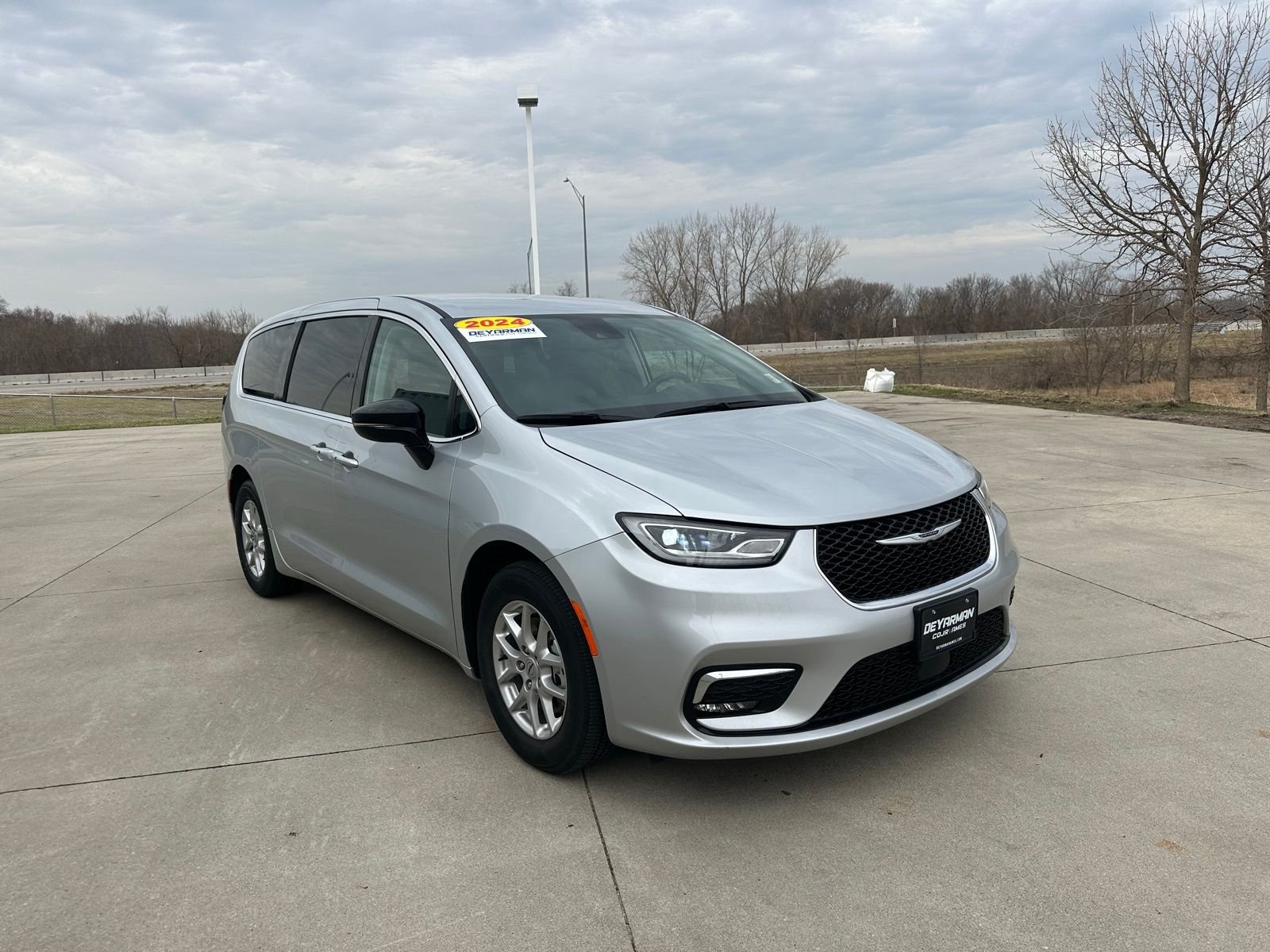 2024 Chrysler Pacifica Touring L's photo
