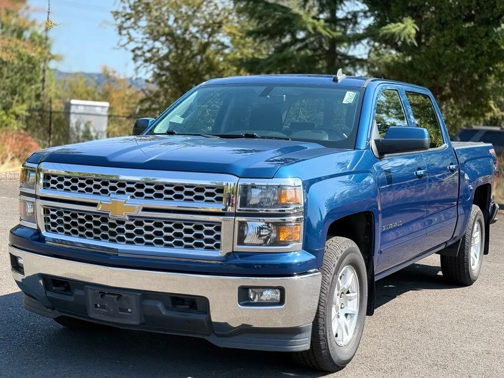 Used 2015 Deep Ocean Blue Chevrolet LT image 1