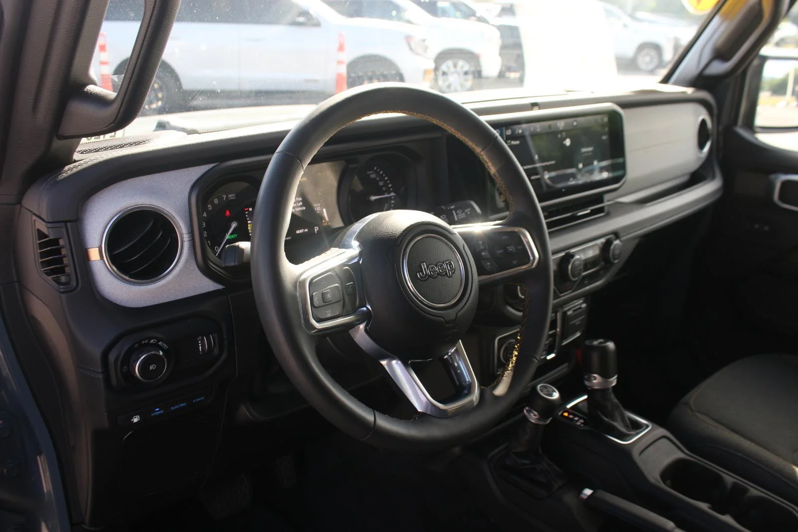 Used 2024 Grey Jeep Sahara image 15