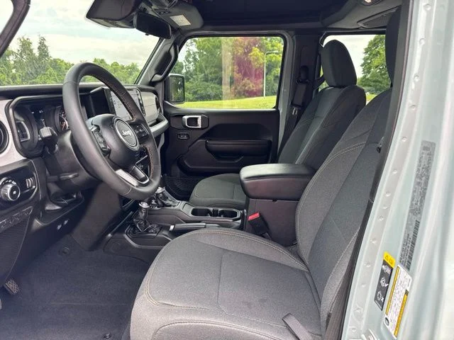 Used 2024  Jeep Sport S image 15