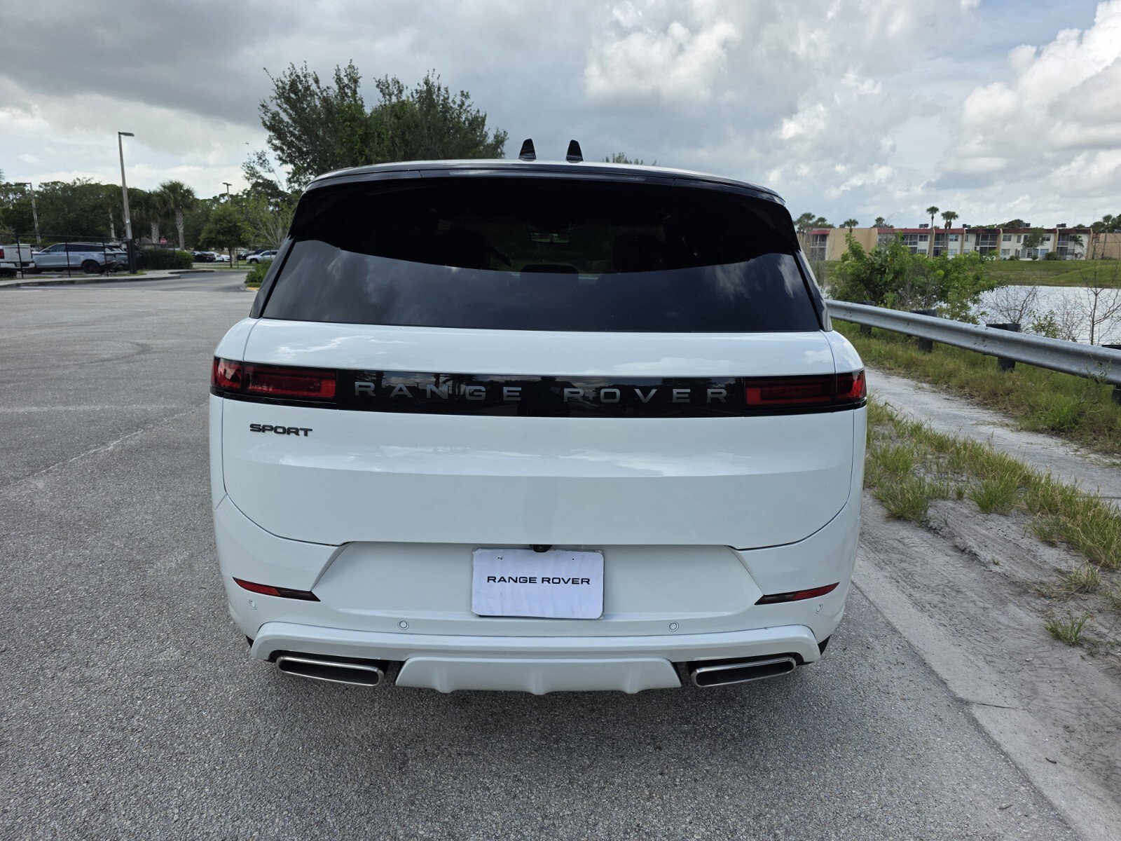 New 2026 Fuji White Land Rover P400 Dynamic SE image 6