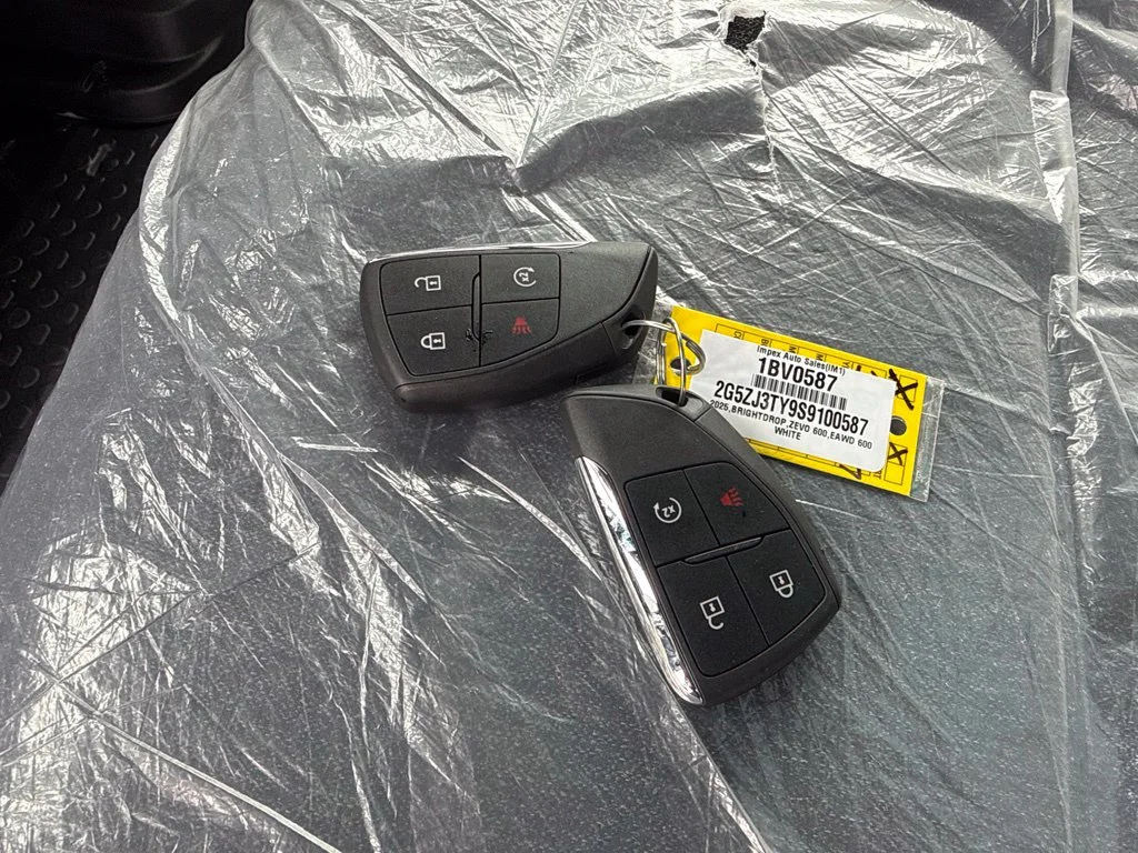 Used 2025 White Chevrolet 600 image 5