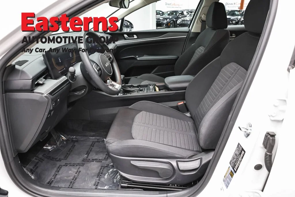 Used 2025 White Kia LXS image 13