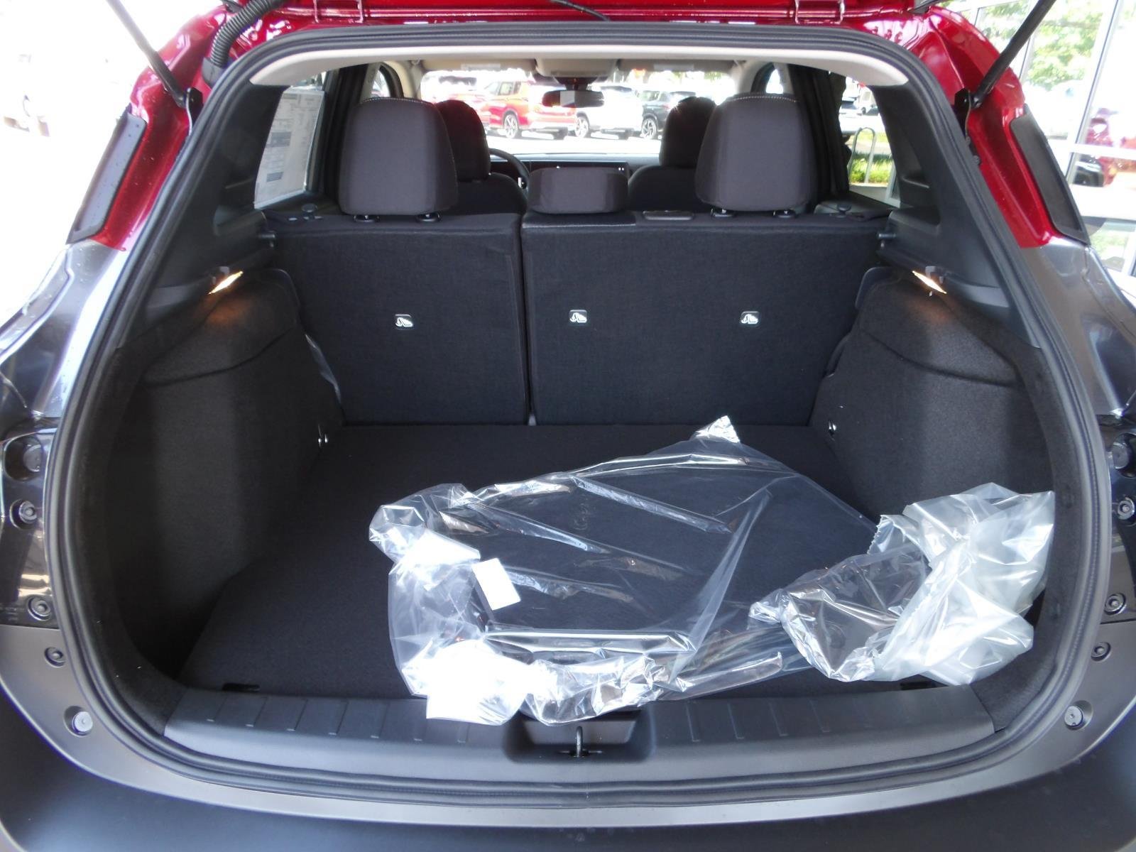 New 2026 Gun Metallic / Scarlet Ember Tintcoat Two-tone Nissan SV image 11