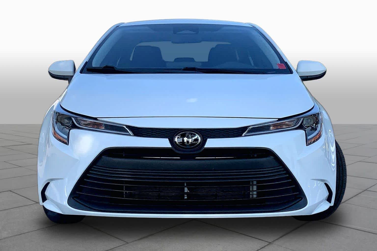 Used 2025 Ice Cap Toyota LE image 4