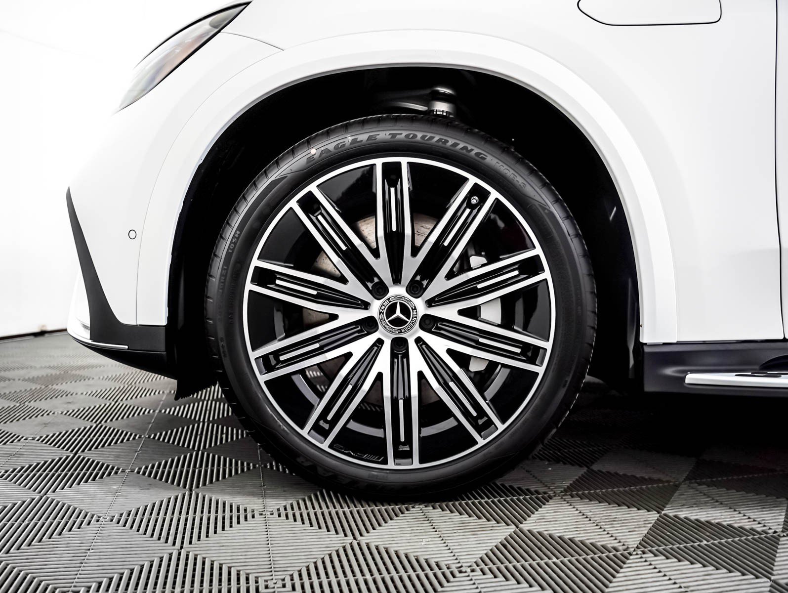 New 2026 Polar White Mercedes-Benz EQE 320 image 3