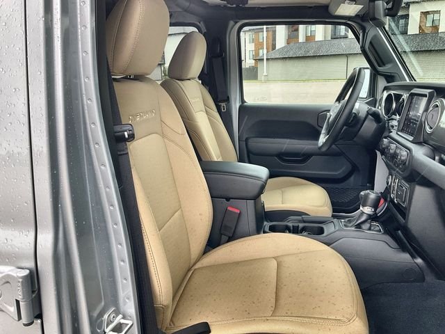 Used 2022 Silver Zynith Clearcoat Jeep Overland image 32