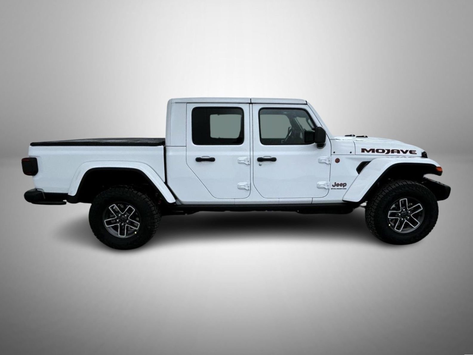 New 2026 Bright White Clear-Coat Exterior Paint Jeep Mojave X image 4