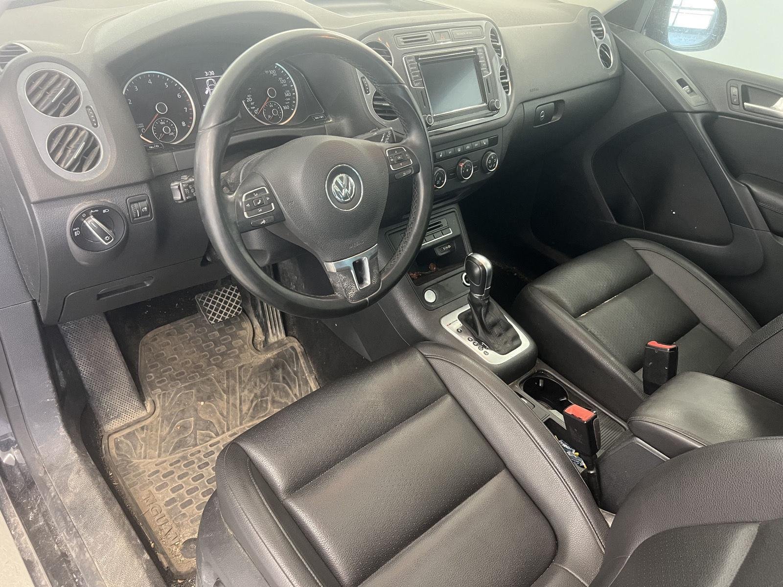 Used 2016 Deep Black Pearl Volkswagen SE image 13