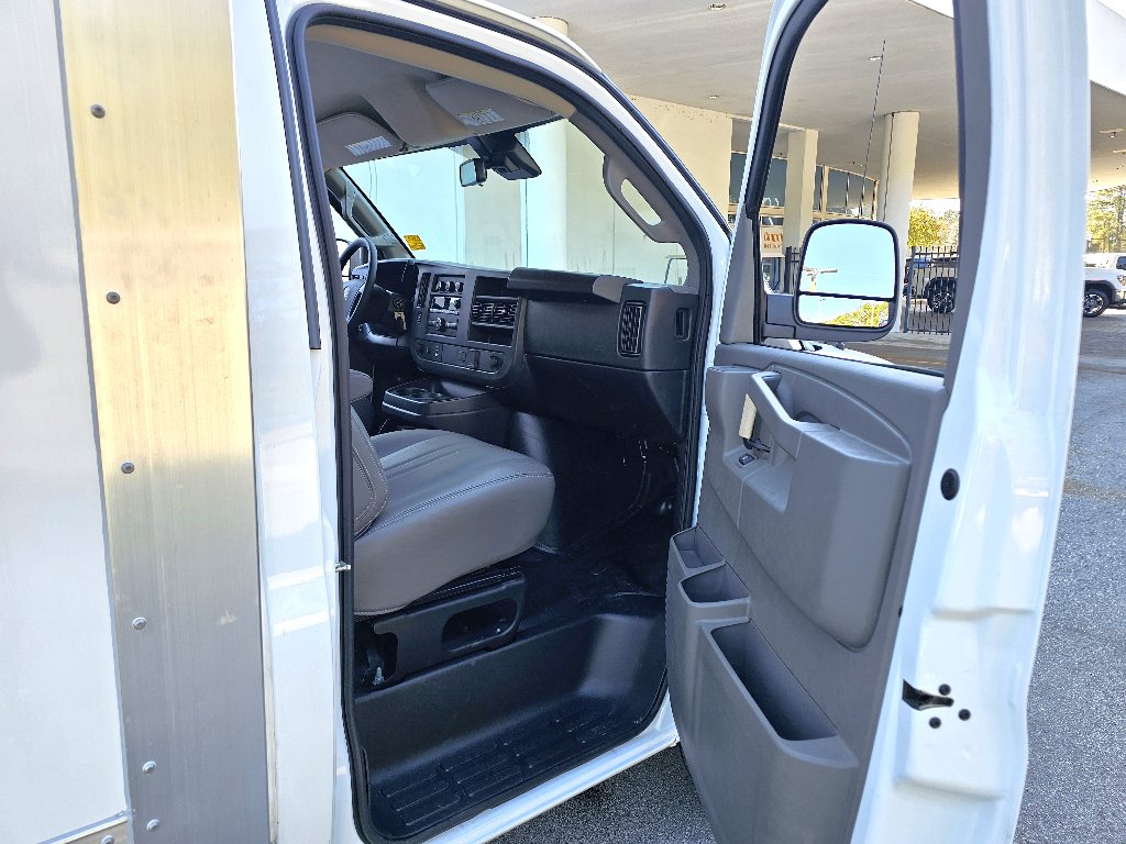 New 2025 Summit White GMC 1WT image 18