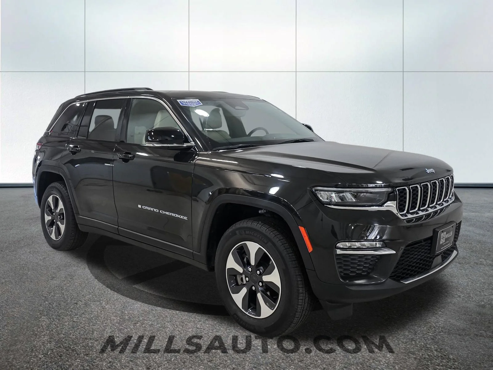 Used 2024 Rocky Mountain Pearlcoat Jeep 4xe image 10