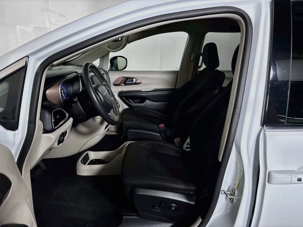 Used 2023 White Chrysler LX image 11