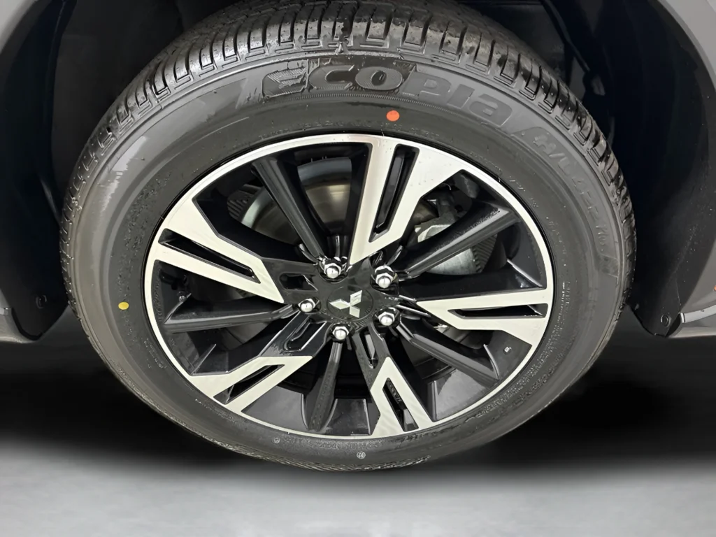 New 2026 Labrador Black Pearl Mitsubishi SEL image 41