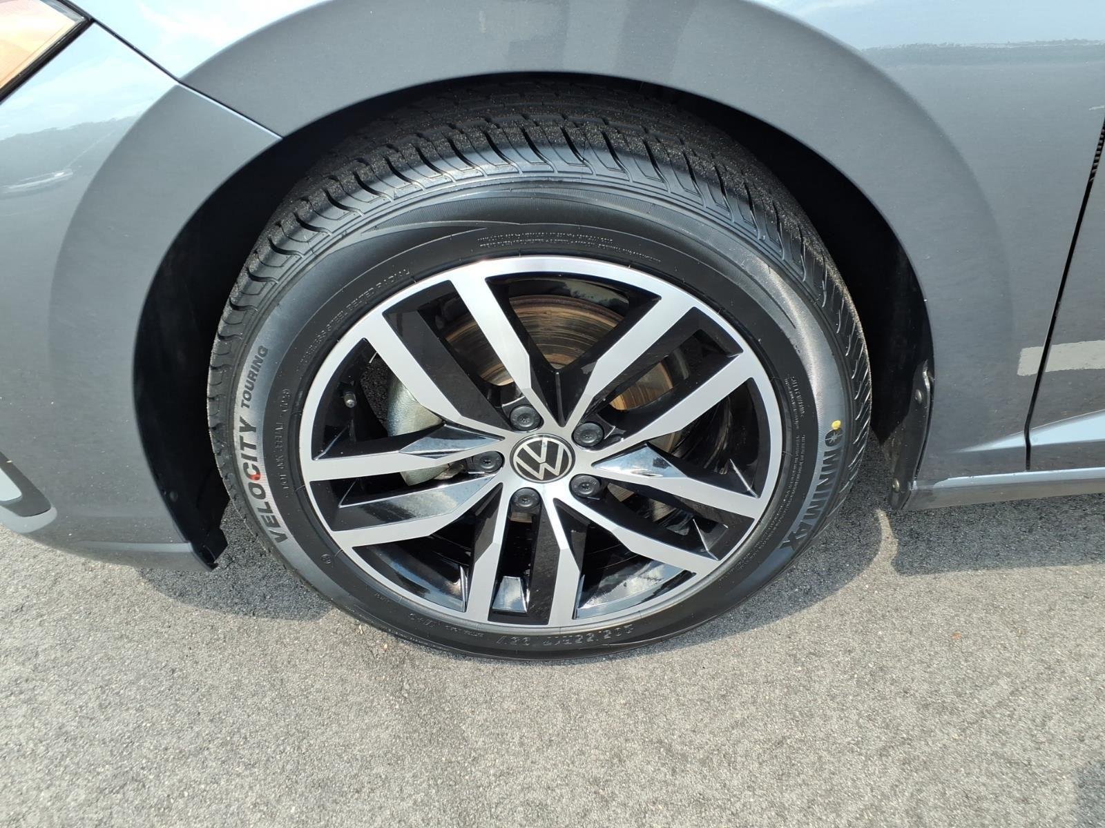 Used 2025  Volkswagen SE image 12