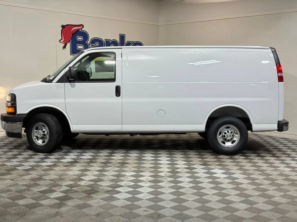 New 2026 Summit White Chevrolet WT image 5