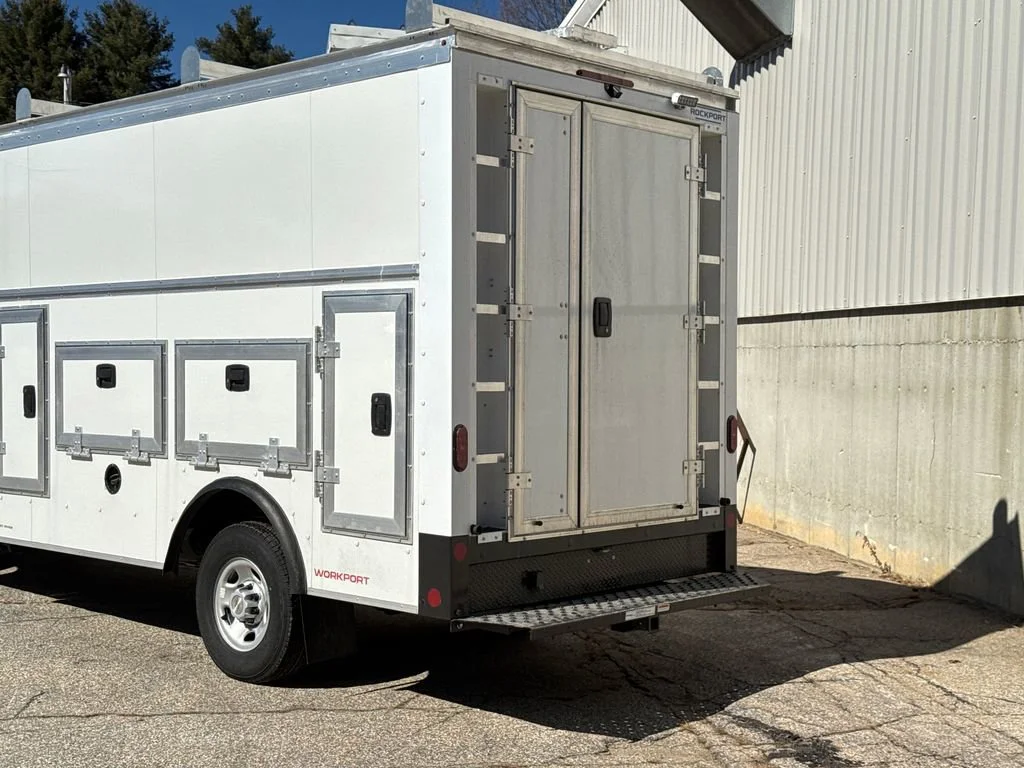 New 2026 Summit White Chevrolet 1WT image 8