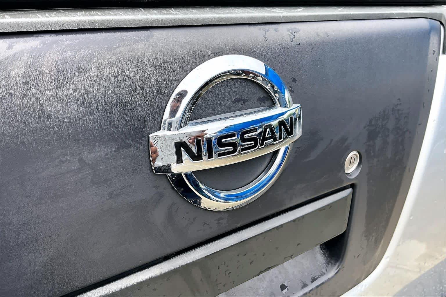 Used 2011 Radiant Silver Nissan SL image 27
