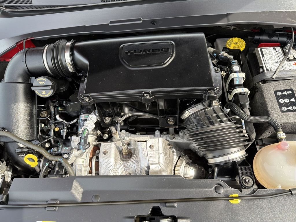 Used 2024  Jeep Latitude image 18